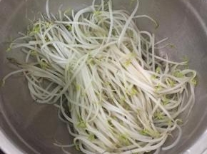 把豆芽捞出沥干水份。