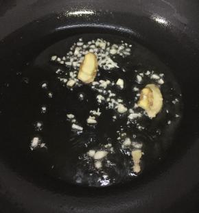锅烧热倒油，把大蒜、姜片放入炒出香味。
