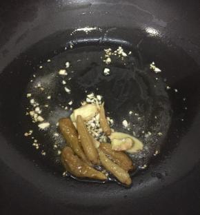 然后加入泡椒，炒出辣香味。