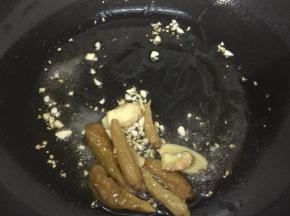 然后加入泡椒，炒出辣香味。
