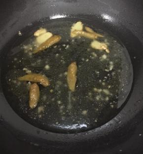 加入白醋和水，转小火继续煮。转小火是为了避免醋挥发过快。