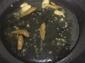 加入白醋和水，转小火继续煮。转小火是为了避免醋挥发过快。
