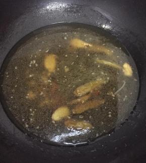 将原味鲜（我用太太乐的）用少许冷水化开，然后再加入锅中，加少许酱油煮开就做好酸汤了。原味鲜本来就有咸味，所以无需加太多盐。