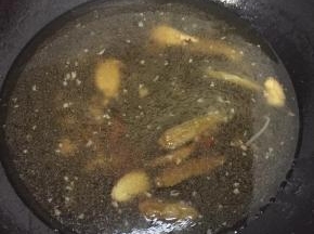 将原味鲜（我用太太乐的）用少许冷水化开，然后再加入锅中，加少许酱油煮开就做好酸汤了。原味鲜本来就有咸味，所以无需加太多盐。