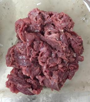 牛肉用盐、酱油、油和生粉腌制30分钟。（这个可以提前腌制）