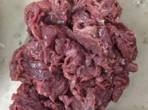 牛肉用盐、酱油、油和生粉腌制30分钟。（这个可以提前腌制）
