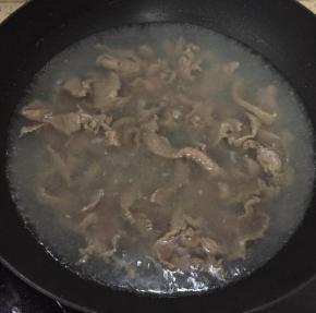 烧一锅开水，然后把腌制好的牛肉放入，煮熟。