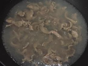 烧一锅开水，然后把腌制好的牛肉放入，煮熟。