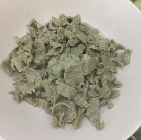 煮好的牛肉捞出，沥干水份。