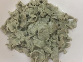 煮好的牛肉捞出，沥干水份。