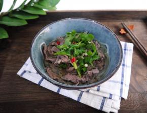 把牛肉放上，加蒜蓉、香葱、香菜和小米辣，烧一点热油倒在上面即可。