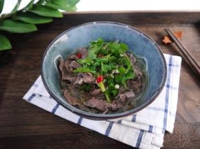 把牛肉放上，加蒜蓉、香葱、香菜和小米辣，烧一点热油倒在上面即可。