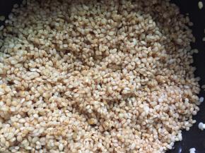 糯米洗干净，用水浸泡2小时，然后沥干水份，加上老抽、花生油拌匀备用。糯米可以提前一晚浸泡，天气热可以放冰箱。