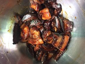 五花肉洗净切成2厘米大，香菇切细条，用白酒、生抽、老抽、糖、蚝油、盐腌制1小时以上。