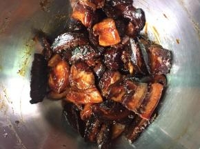 五花肉洗净切成2厘米大，香菇切细条，用白酒、生抽、老抽、糖、蚝油、盐腌制1小时以上。