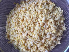 去皮绿豆洗净，用水浸泡1小时以上，然后沥干备用。这个可以不加。