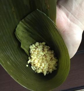 先加一勺糯米，然后再加半勺去皮绿豆。