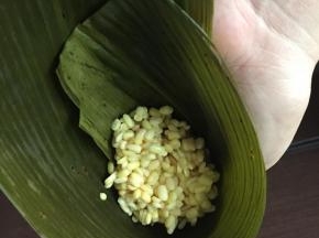 先加一勺糯米，然后再加半勺去皮绿豆。