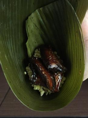 然后把猪肉、蛋黄和香菇放进去。