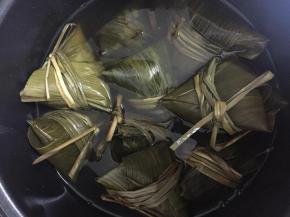 把包好的粽子放在电压力锅中，加水没过粽子，煮1小时。