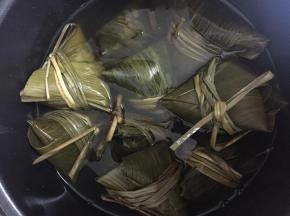 把包好的粽子放在电压力锅中，加水没过粽子，煮1小时。