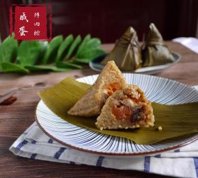 趁热吃里面的肥肉和蛋黄还会流油哦。