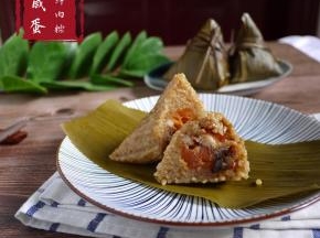 趁热吃里面的肥肉和蛋黄还会流油哦。
