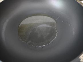 锅烧热，倒入花生油。