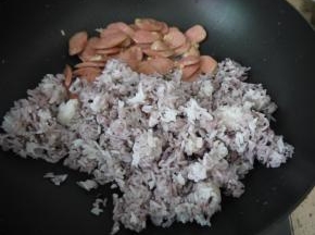 然后加入米饭，大火翻炒。