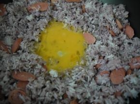 米饭炒热后加入鸡蛋，继续翻炒均匀。