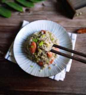 好吃快手的肠仔蛋炒饭就做好啦。