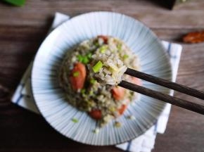 好吃快手的肠仔蛋炒饭就做好啦。