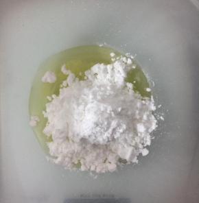 先制作Kitty 头饰，将蛋清和糖粉倒入小容器中混合均匀，无需打发。