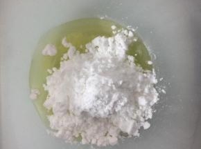 先制作Kitty 头饰，将蛋清和糖粉倒入小容器中混合均匀，无需打发。