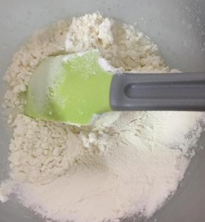然后把低筋面粉加入进去，继续混合均匀。