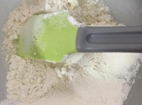 然后把低筋面粉加入进去，继续混合均匀。