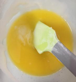 把融化的黄油加入面糊中，拌匀。