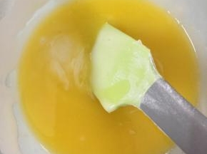 把融化的黄油加入面糊中，拌匀。