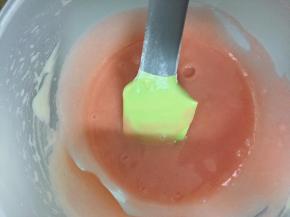 加入一滴粉色食用色素，混合均匀后装入裱花袋。
