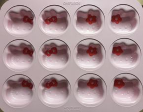 把粉色面糊挤入模具中的头饰位置，备用。此时烤箱可以预热150度。