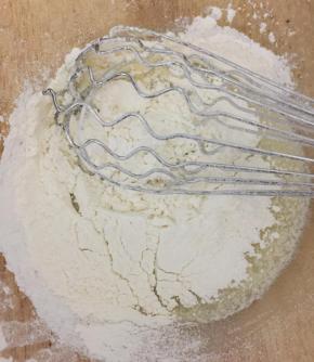 把过筛的低筋面粉倒入乳化好的水油糊中，拌匀。