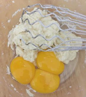 把蛋黄加入面糊中，搅拌均匀后备用。