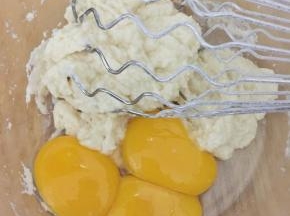 把蛋黄加入面糊中，搅拌均匀后备用。