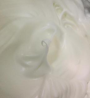 打发蛋白霜。将细砂糖分3次加入到蛋清中，打至小弯钩状态。蛋白霜状态是很细腻的。