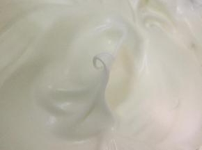 打发蛋白霜。将细砂糖分3次加入到蛋清中，打至小弯钩状态。蛋白霜状态是很细腻的。
