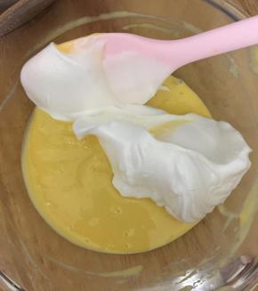 将3分之1的蛋白霜加入到蛋黄糊中，用翻拌的方式将面糊拌匀。