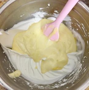 把拌匀的面糊倒入到剩余的蛋白霜中，继续翻拌均匀。