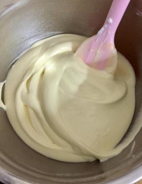 把拌好的面糊装入裱花袋。