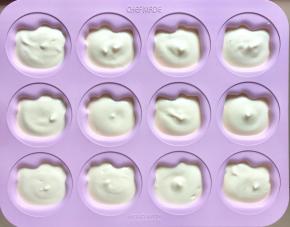 将面糊挤入Kitty 模具中，约7分满。