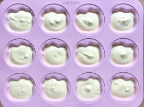将面糊挤入Kitty 模具中，约7分满。